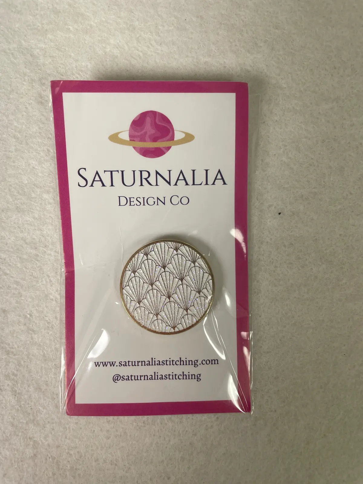 * Saturnalia Stitching Art Deco  Needleminder - White 1