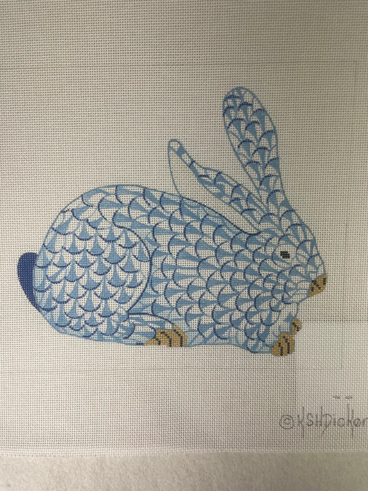 * Kate Dickerson Sst32r Herend Inspired Fishnet Crouching Blue Bunny With Gold 1