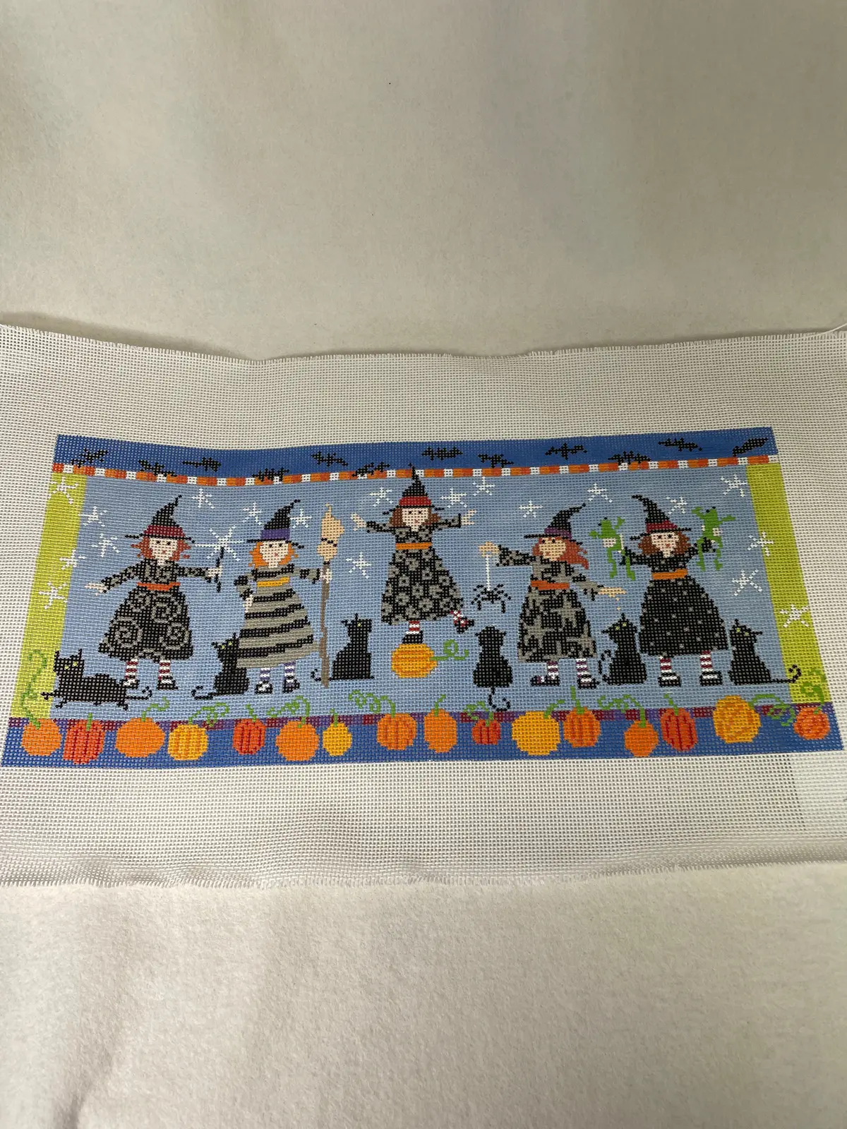 * Pippin Pet037 Witches Bolster 1
