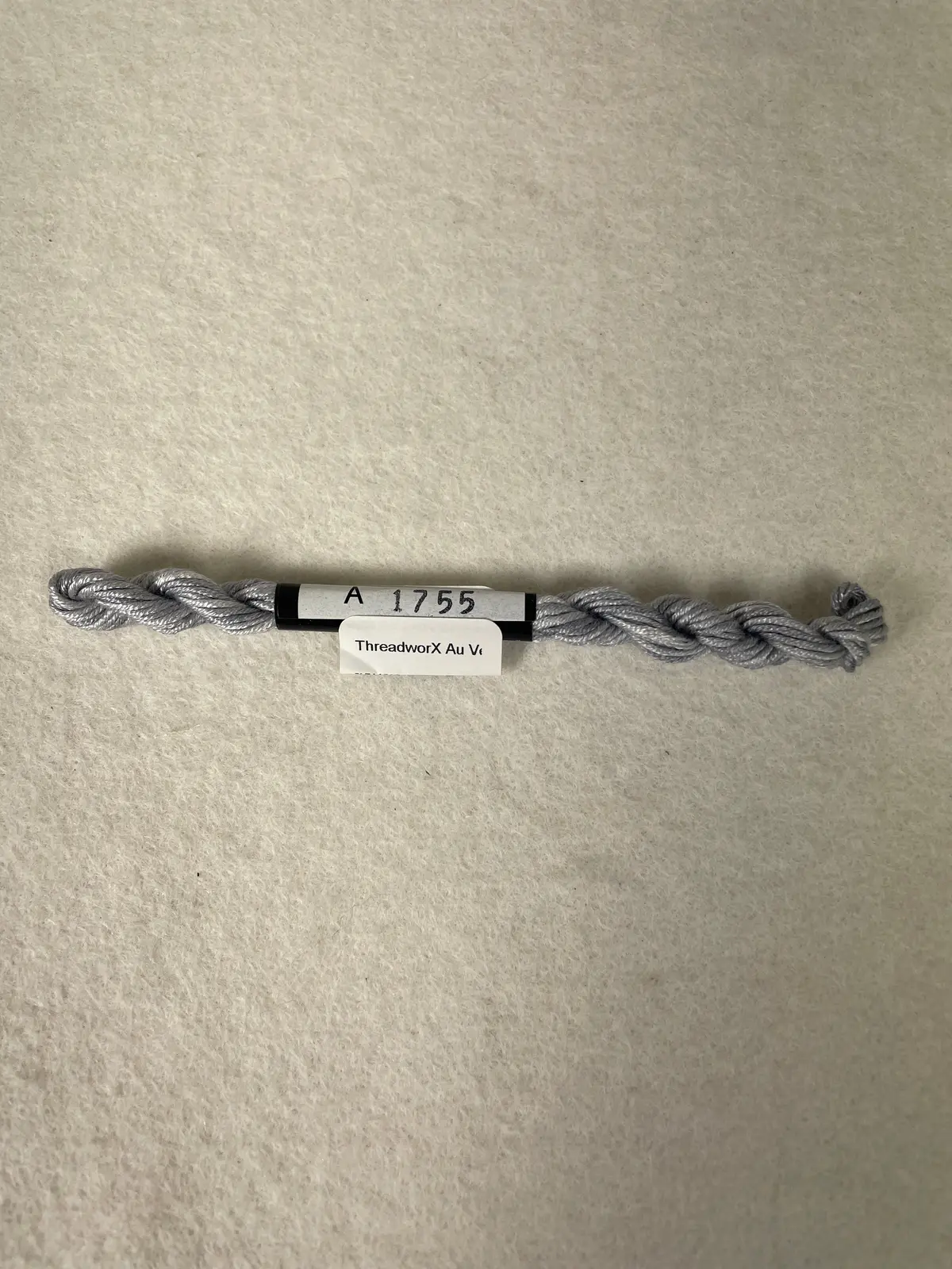Threadworx Au Ver A Soie O/D Silk-  A1755 Silver Gray 1