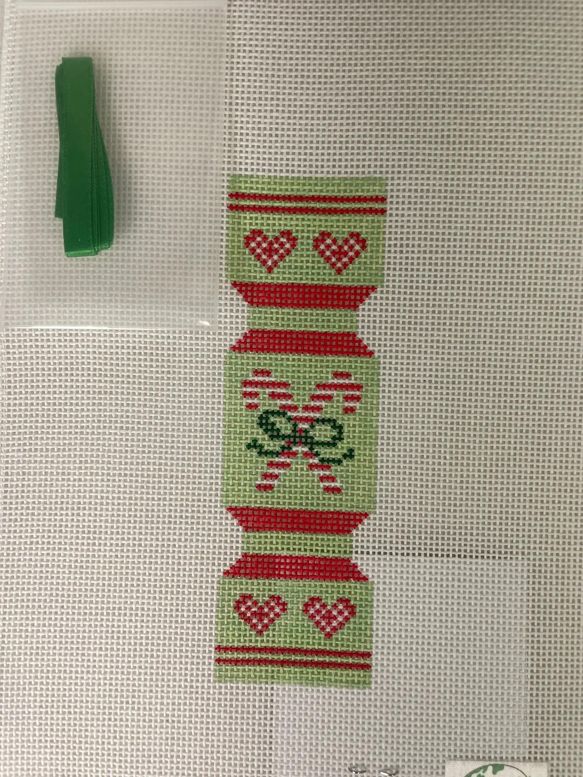 * Tout Le Monde Needlepoint Tlm78 Christmas Cracker- Candy Cane Crush (W/ Green Ribbon) 1