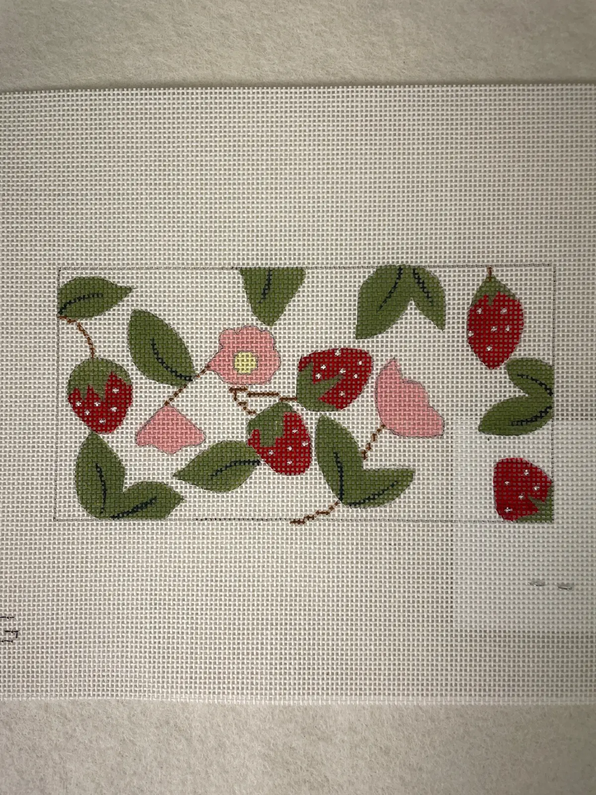 *Vallerie Needlepoint Gallery / Vng I201 Strawberries And Greens Insert 1