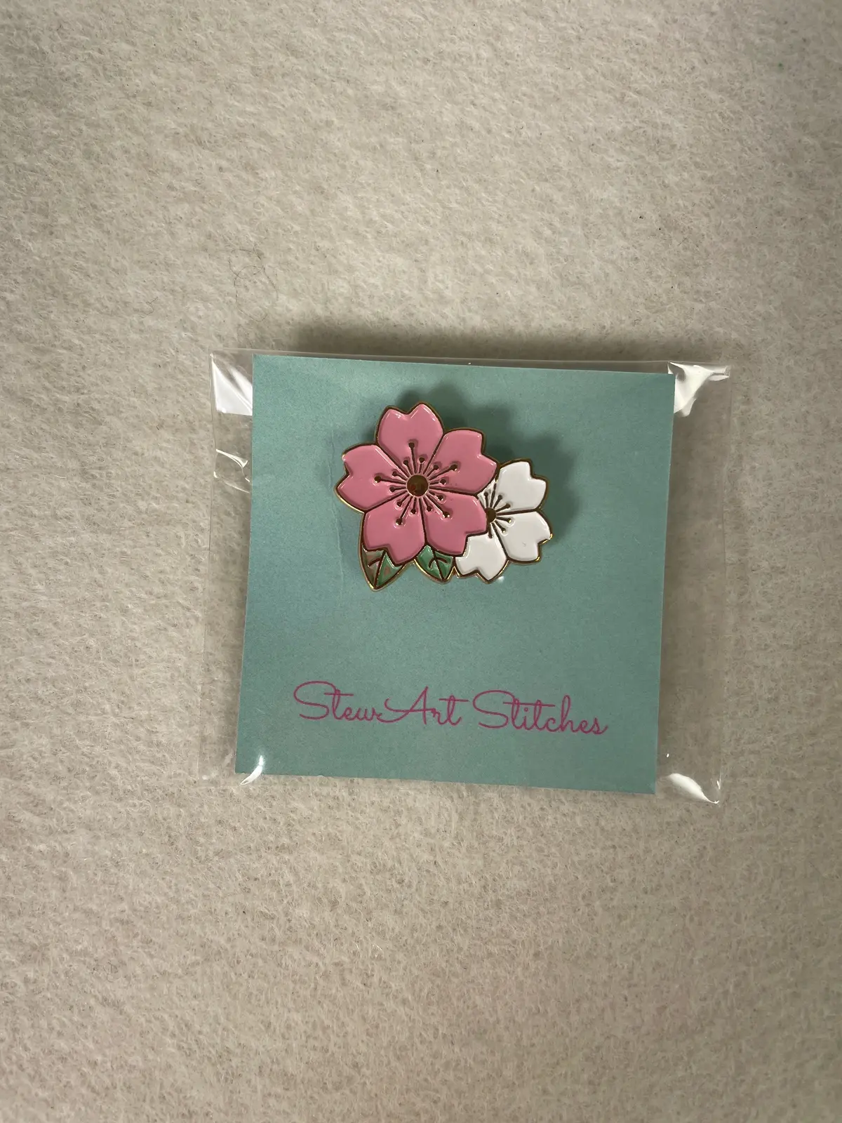 *Stewart Stitches Small Pink And White Flowers Needleminder 1
