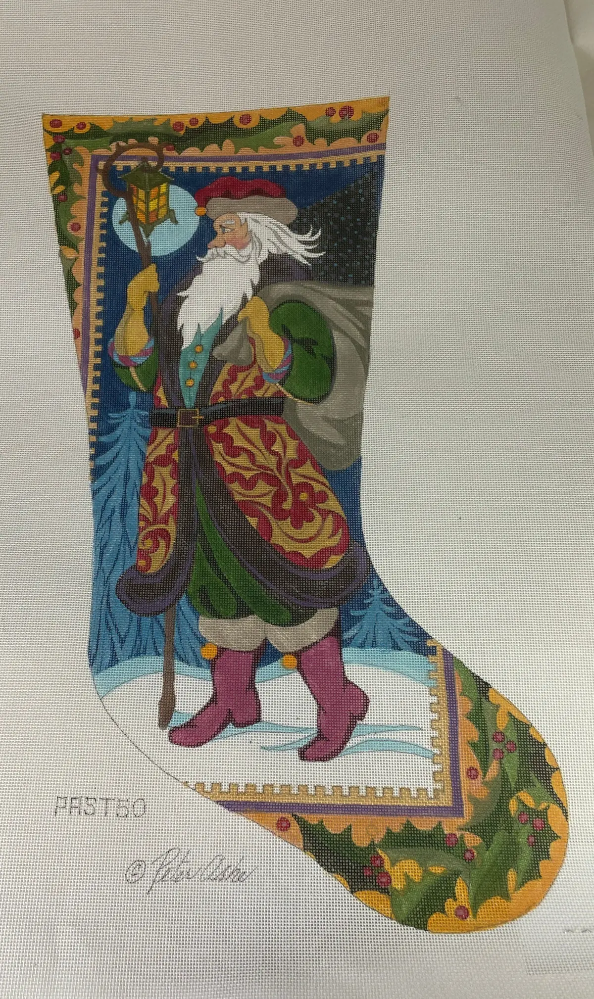 * Peter Ashe / Twisted Stitches Past50 St. Nick In Holly Cloak 1